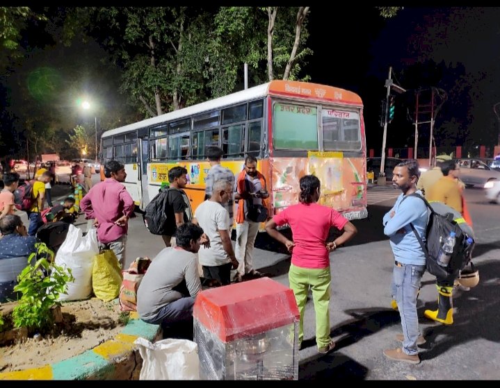 आलमबाग से गोरखपुर जा रही रोडवेज़ बस में बीती रात लगी आग। 