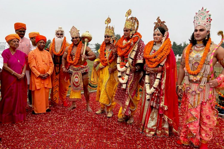 *पुष्पक विमान से अयोध्या पहुंचे प्रभु श्रीराम, माता सीता और भइया लक्ष्मण*